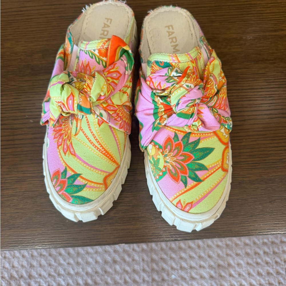 Beach toucans mule sneaker with bow